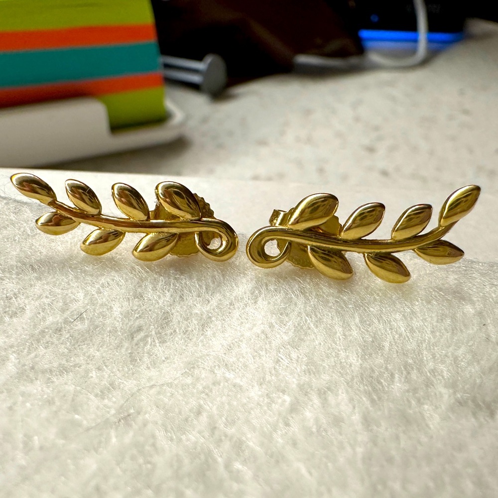 SOLD Tiffany 18K yellow gold Paloma Picasso olive branch earrings